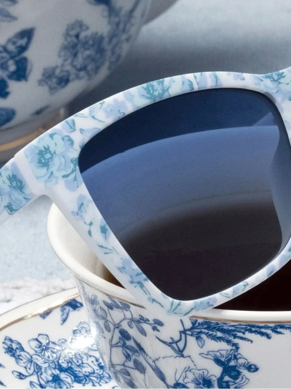 Goodr Partial to Porcelain Glasses Color blue/white